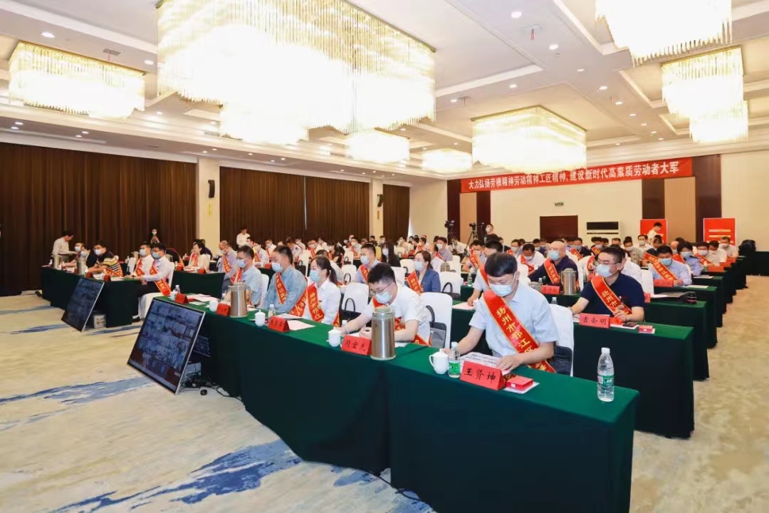 圖1-2、表彰大會(huì)會(huì)場(chǎng).jpg