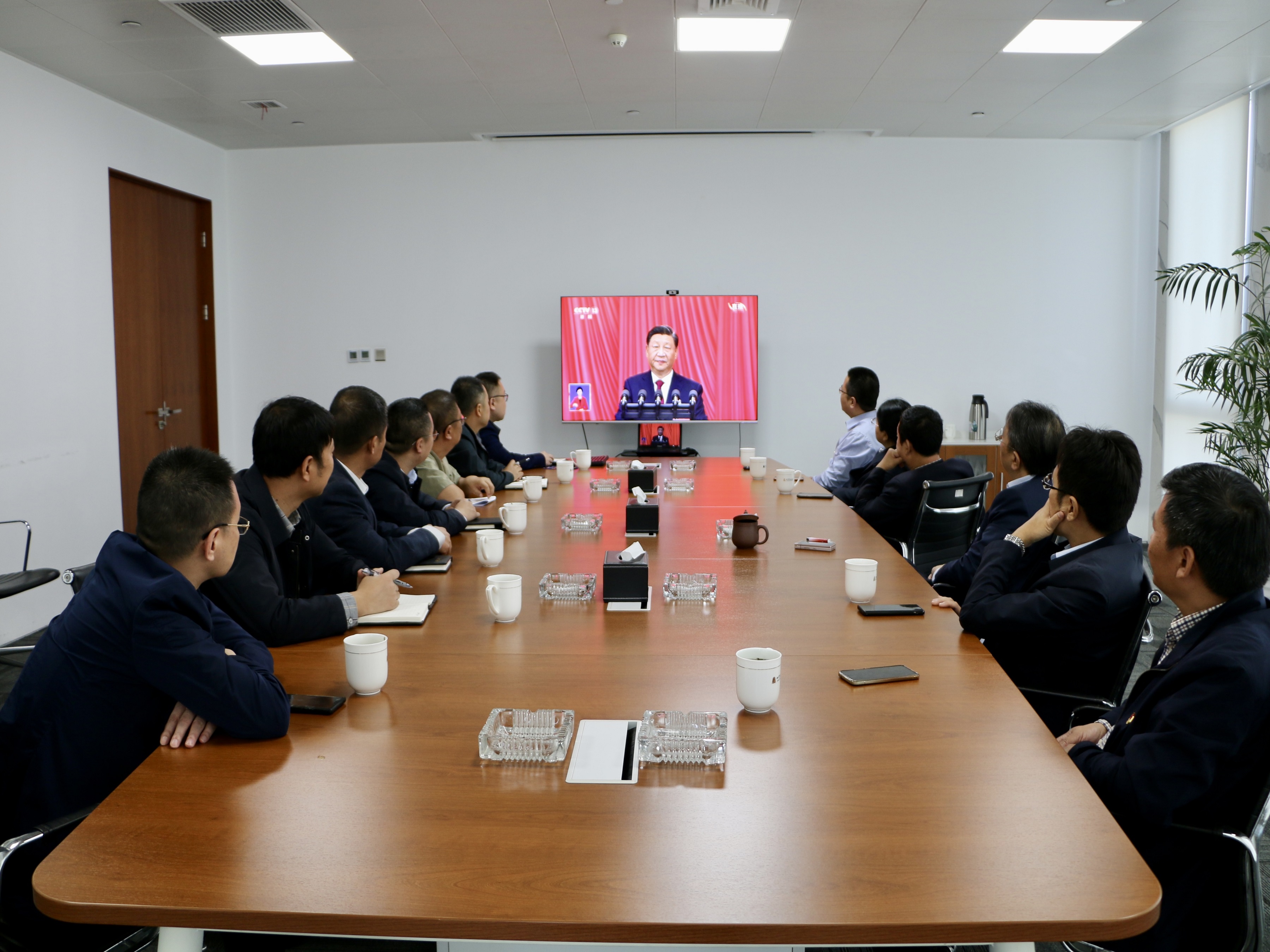 圖1-2、第一分公司收看二十大開幕會(huì).jpg