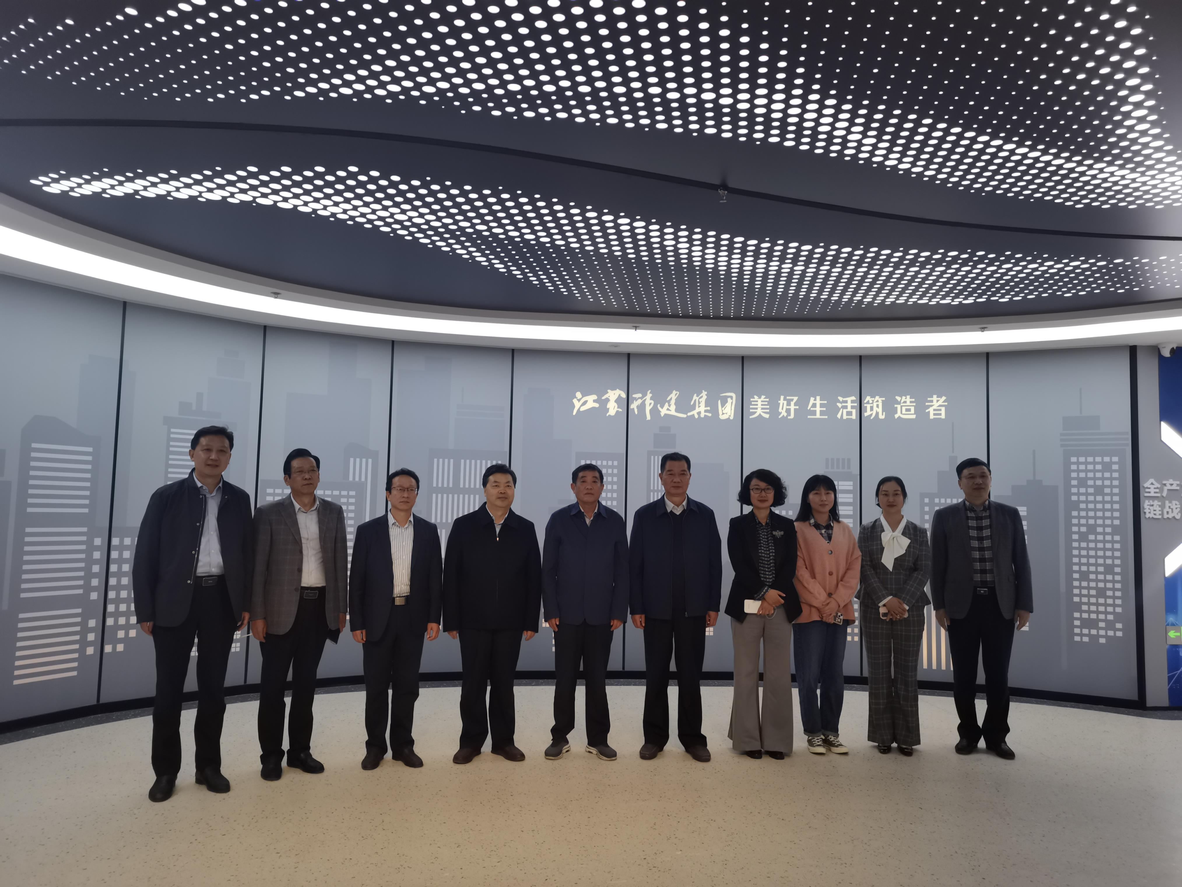 圖1-2、張家來副局長參觀集團體驗館.jpg