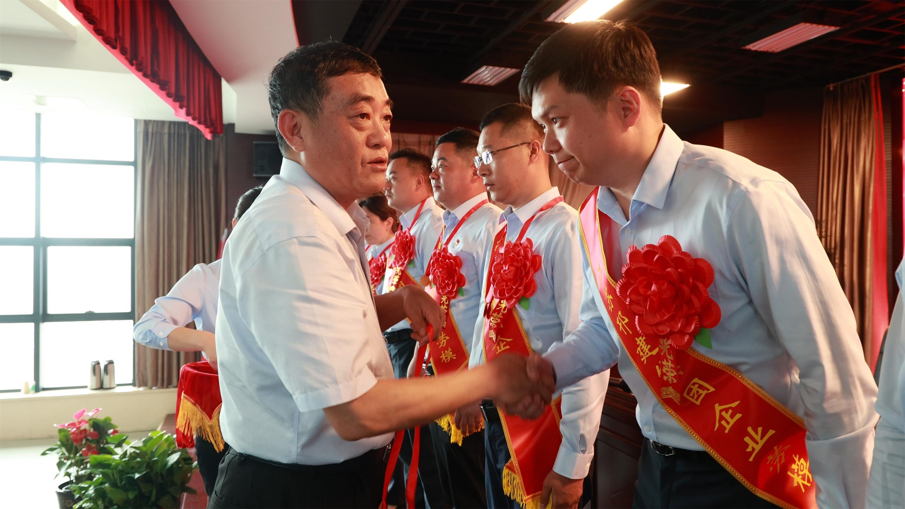 圖1-2、范世宏董事長給勞模頒發(fā)獎?wù)?jpg