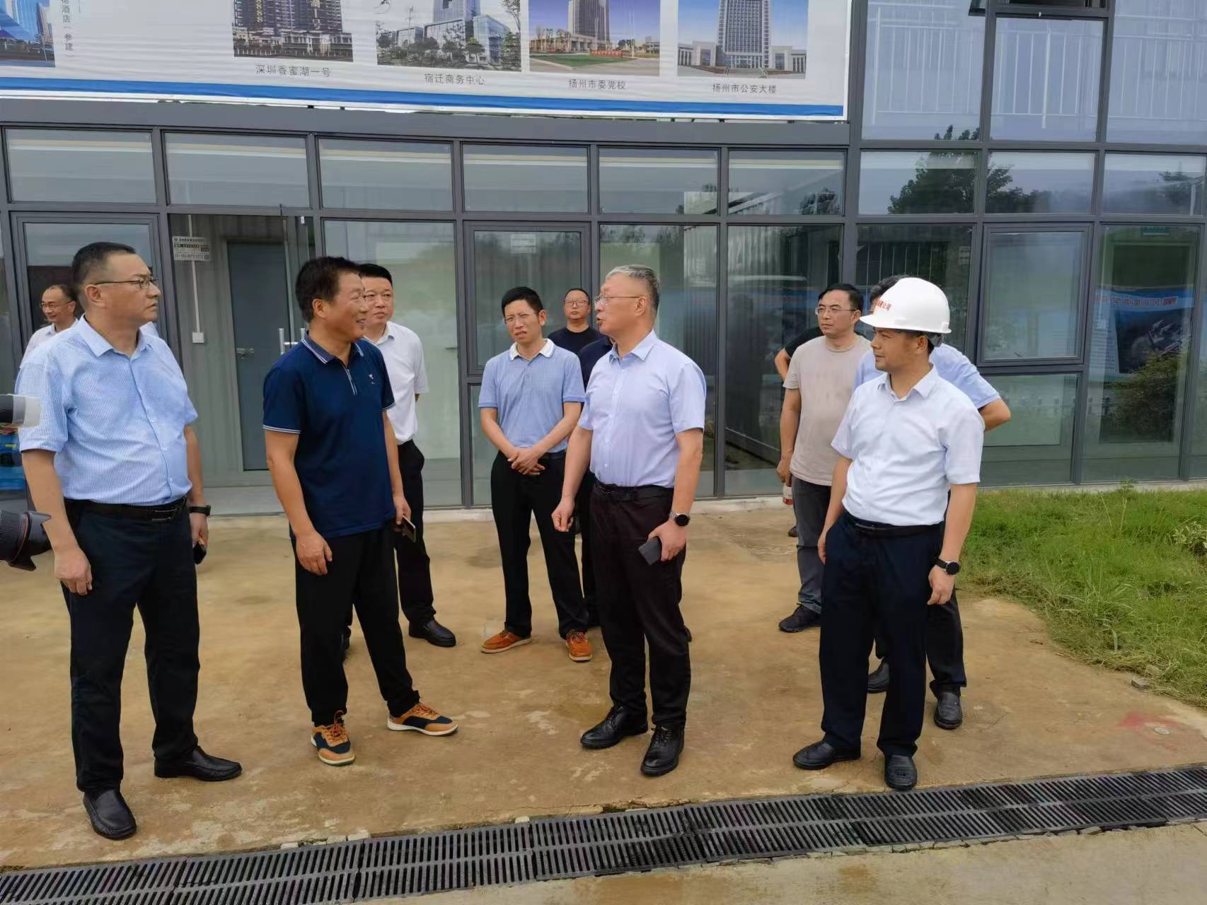 圖1-1、王慶偉檢查蜀岡初級中學(xué).jpg