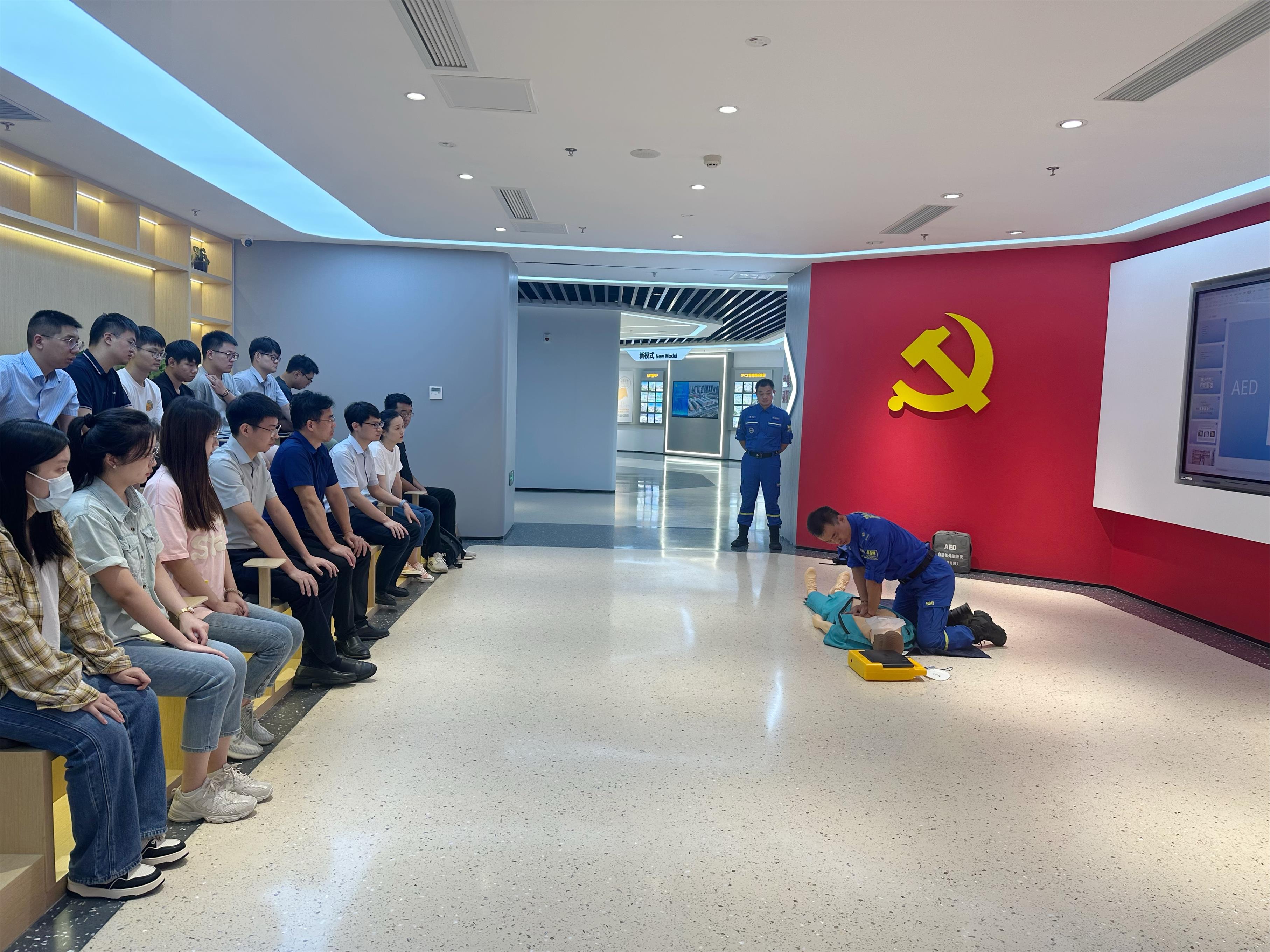 圖1-5、志愿者服務(wù)隊急救培訓.jpg